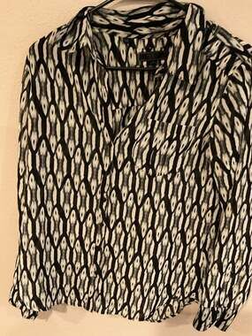 GUESS Los Angeles Women's  Long Sleeve Button Down Blouse